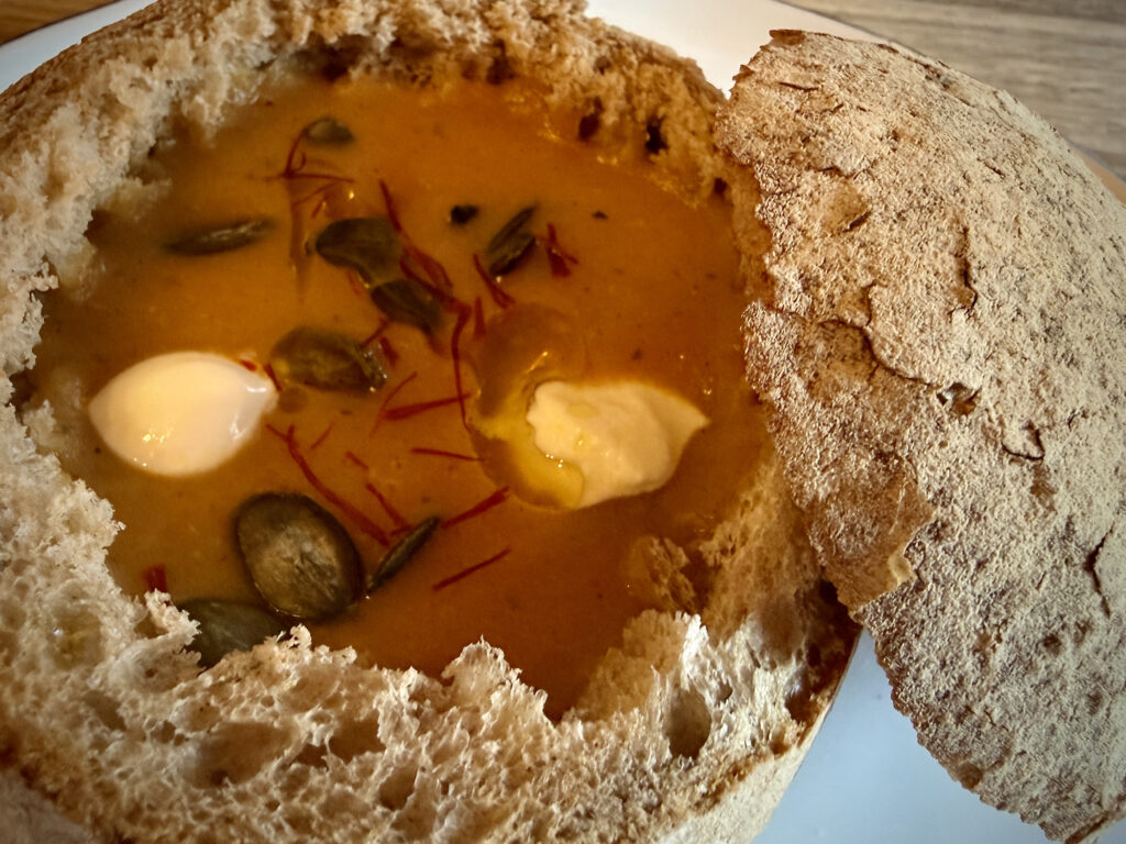 Brotbowl Kürbiscremesuppe