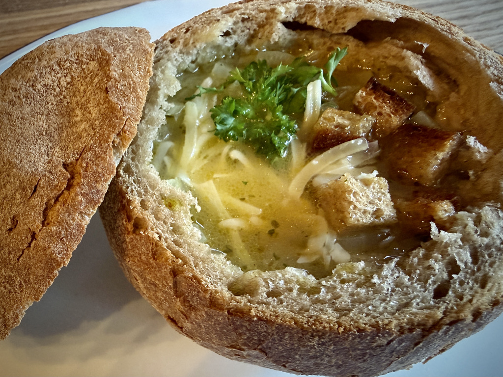 Brotbowl Zwiebelsuppe